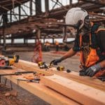 ébéniste mensuisier sur un chantier